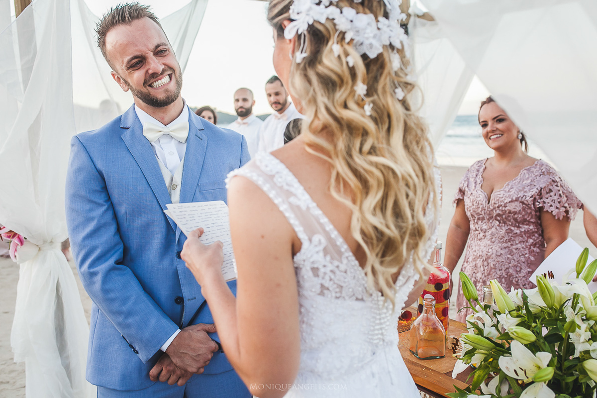 Monique Angelis - casamento na praia - olhar do noivo