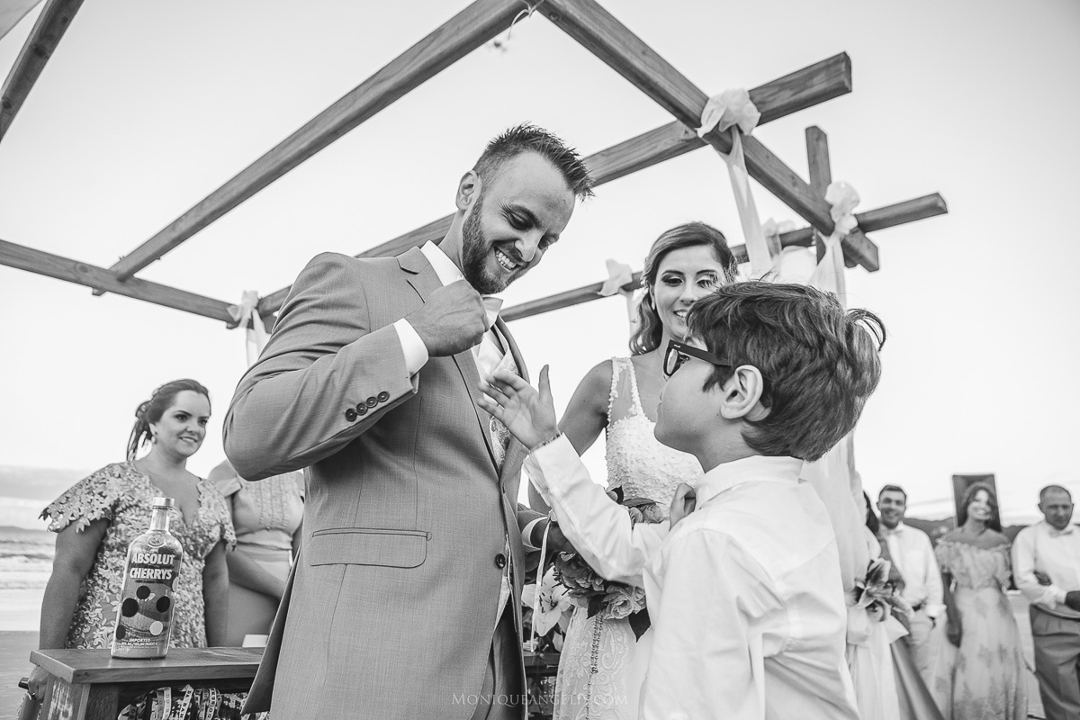 Monique Angelis - casamento na praia - entrada das alianças