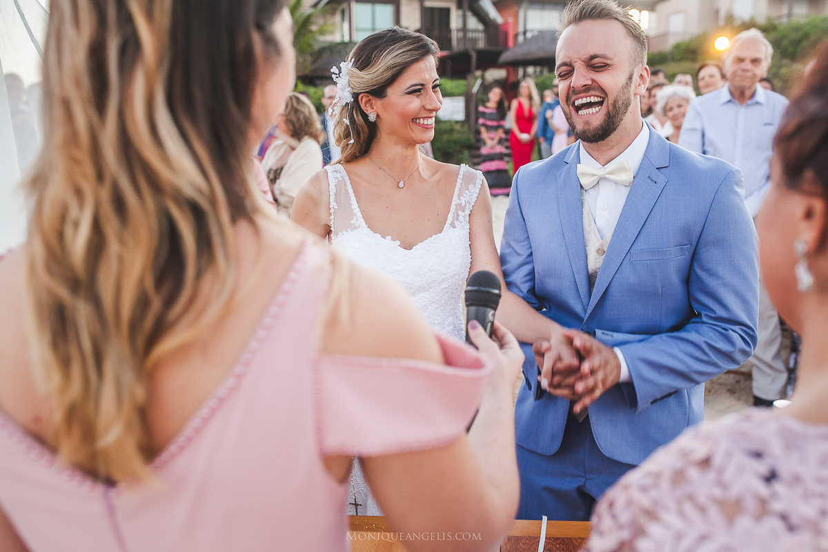 Monique Angelis - casamento na praia - sorriso dos noivos