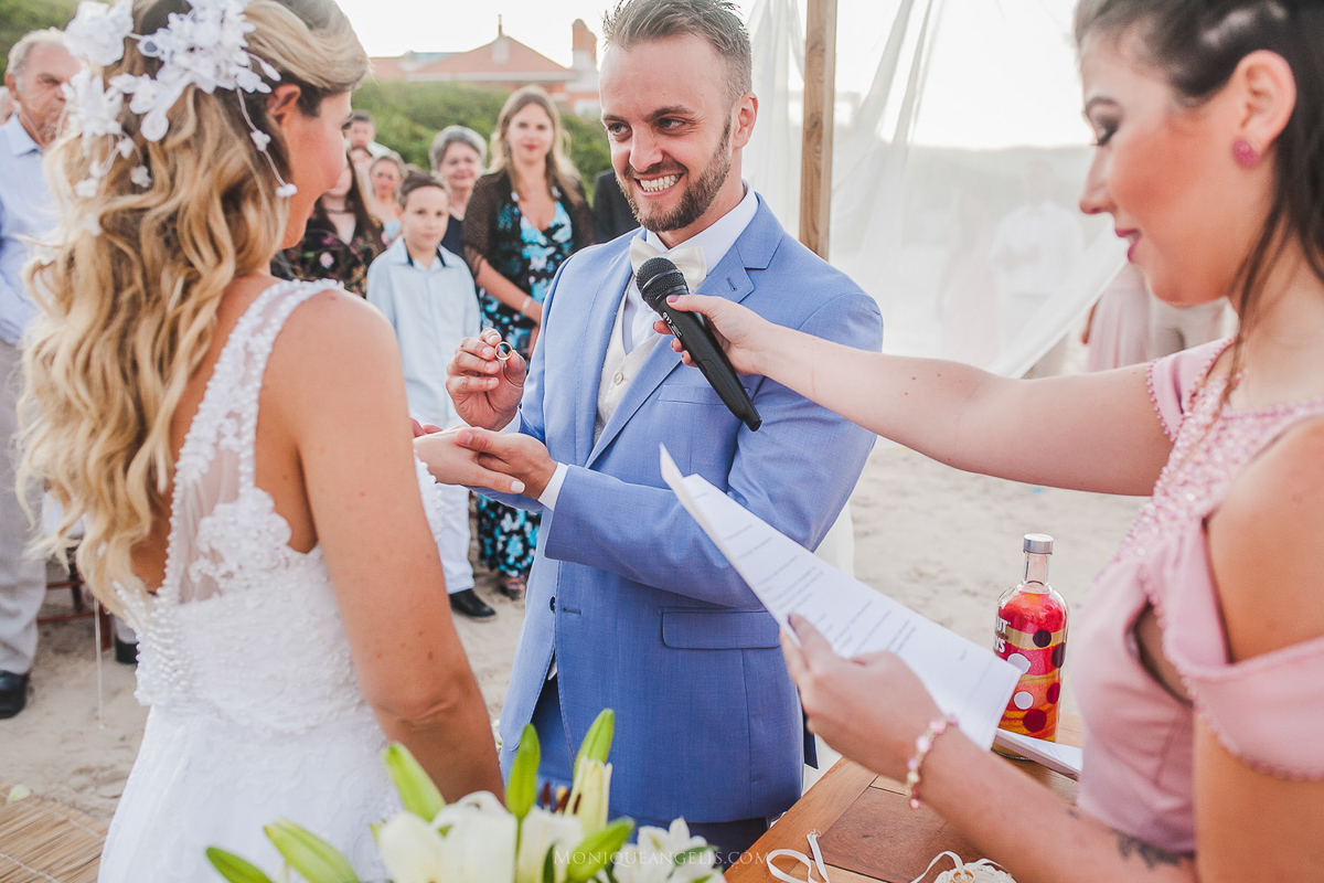 Monique Angelis - casamento na praia - troca das alianças
