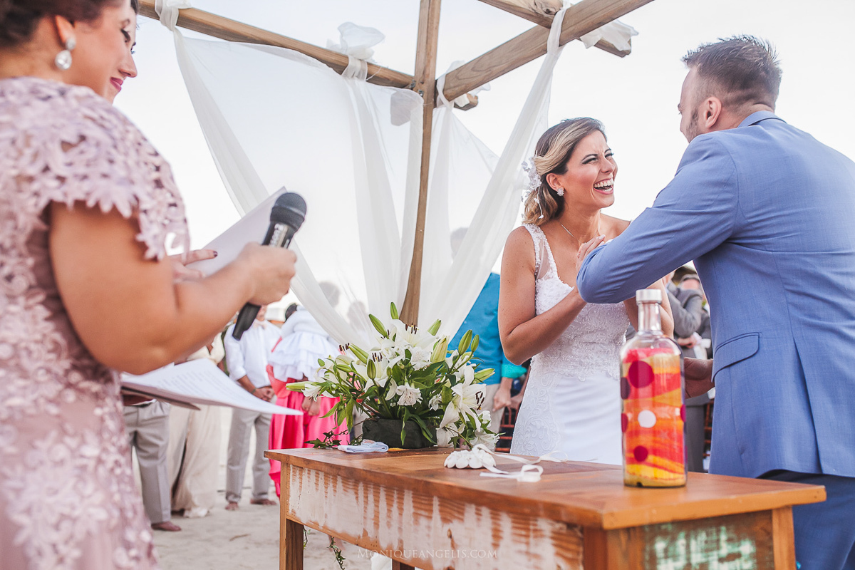 Monique Angelis - casamento na praia - noiva sorrindo