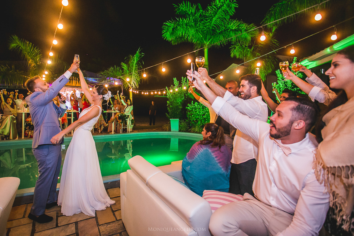 Monique Angelis - casamento na praia - convidados na festa