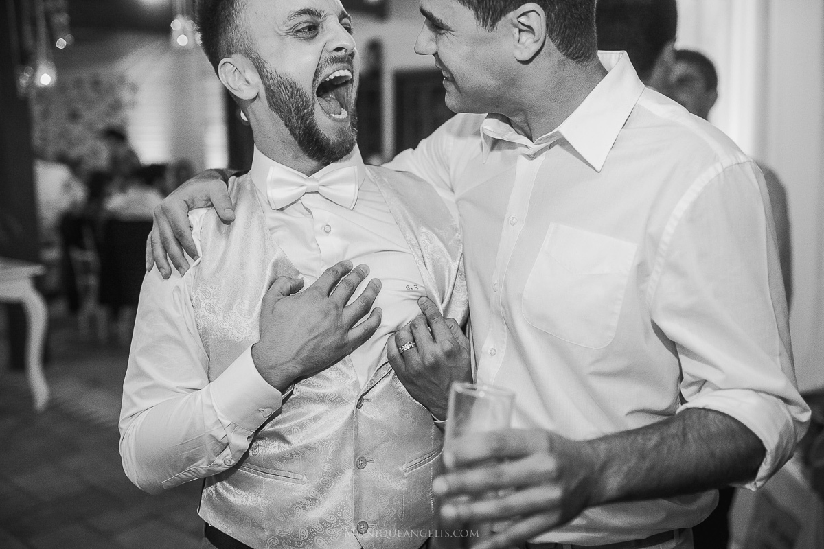 Monique Angelis - casamento na praia - noivo e seu convidado