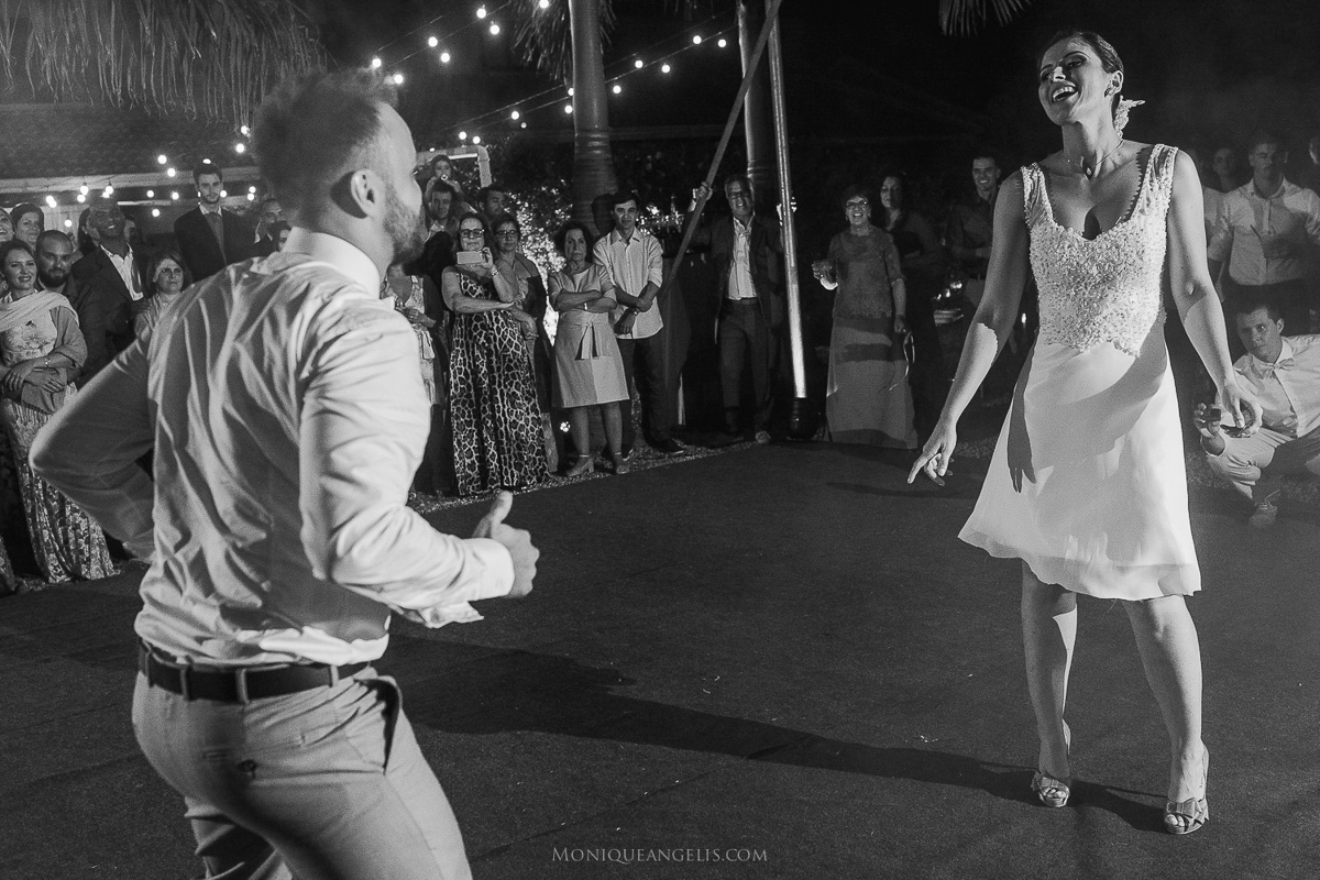 Monique Angelis - casamento na praia - noiva dançando