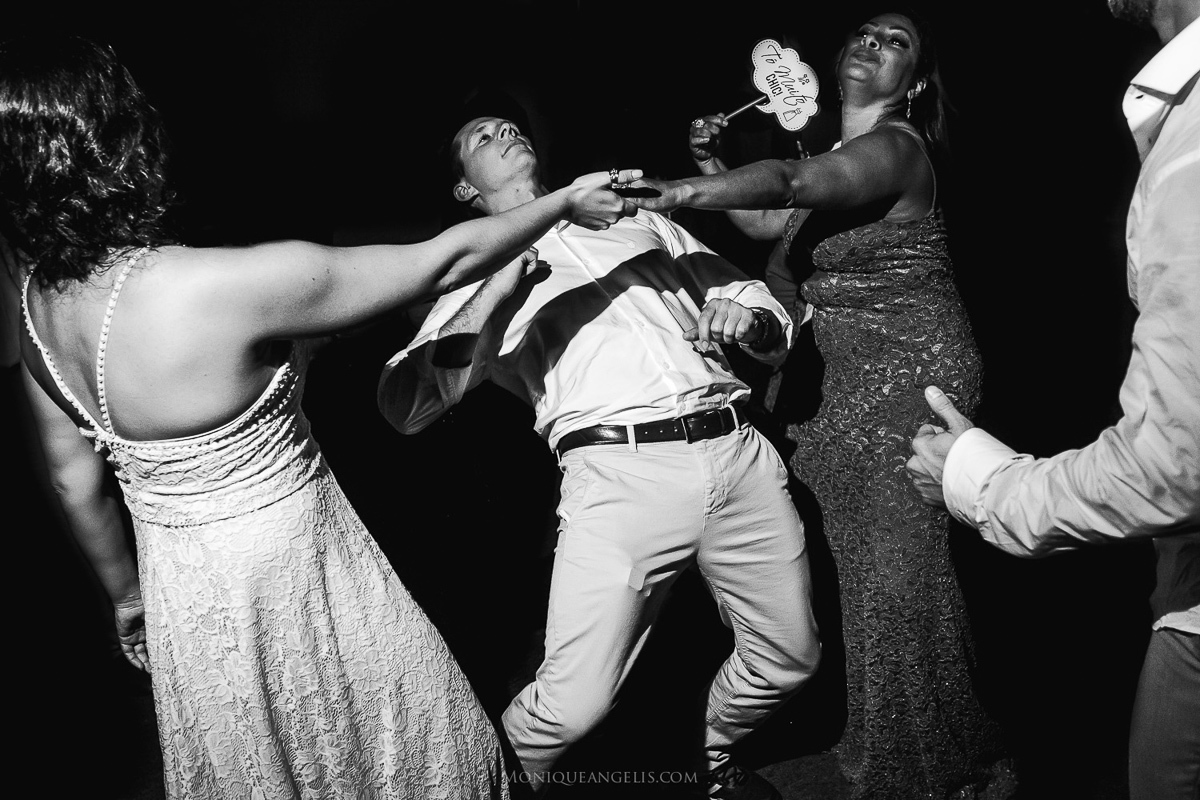 Monique Angelis - casamento na praia - convidado dançando