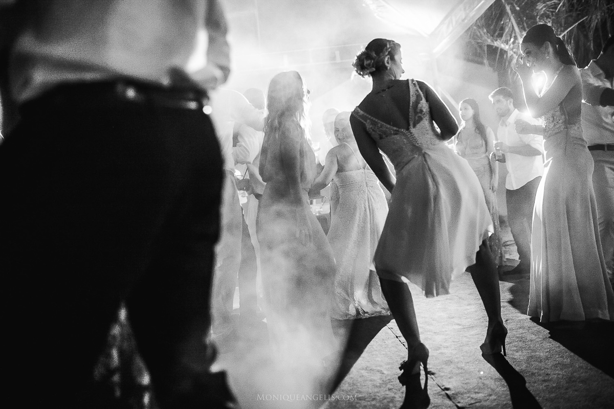 Monique Angelis - casamento na praia - noiva na pista