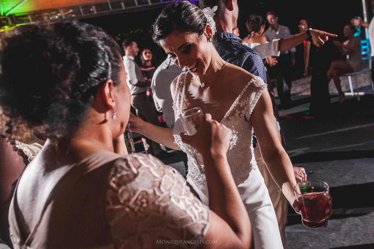 casamento na praia - noiva dança com convidada