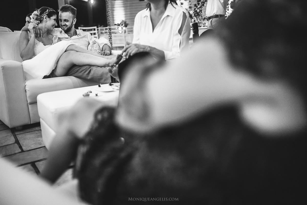 casamento na praia - casal de noivos no fim do casamento