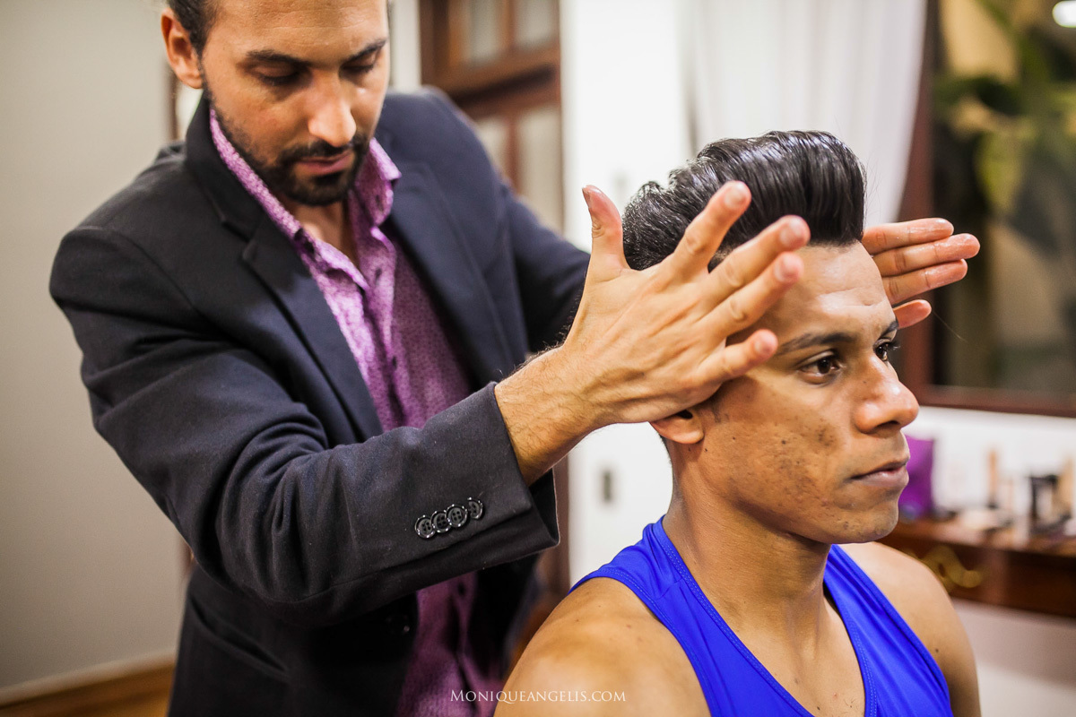 Arrumando o cabelo do noivo