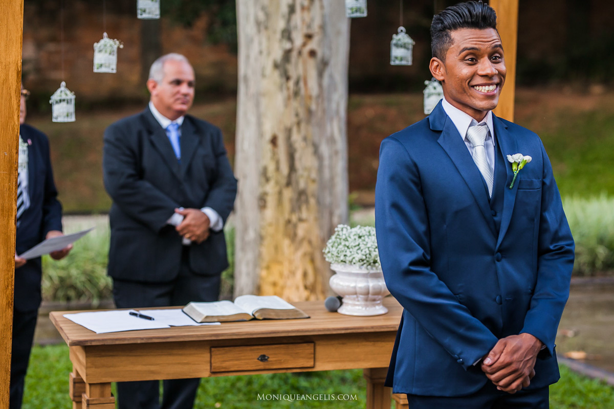 noivo sorri ao receber a noiva
