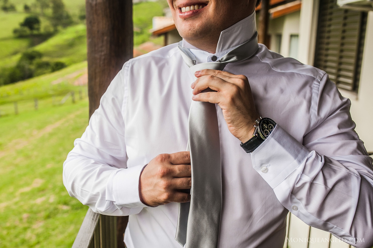 Noivo colocando gravada