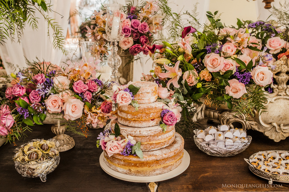 a decoração da mesa do bolo