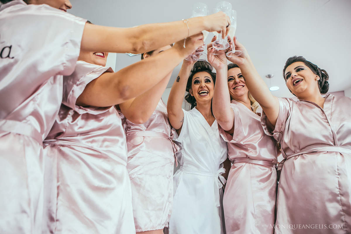 O brinde da noiva com suas madrinhas