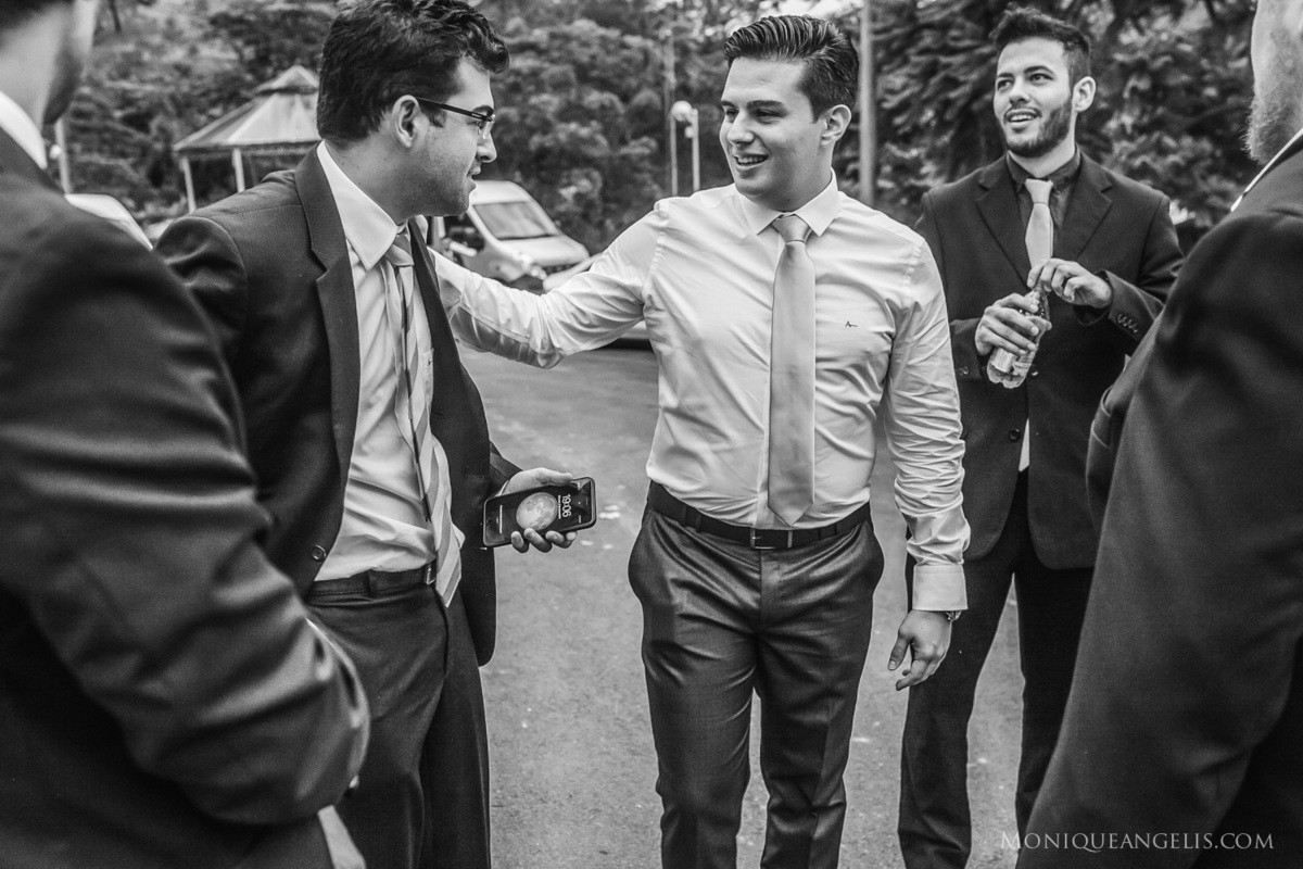 O noivo recebendo seus convidados