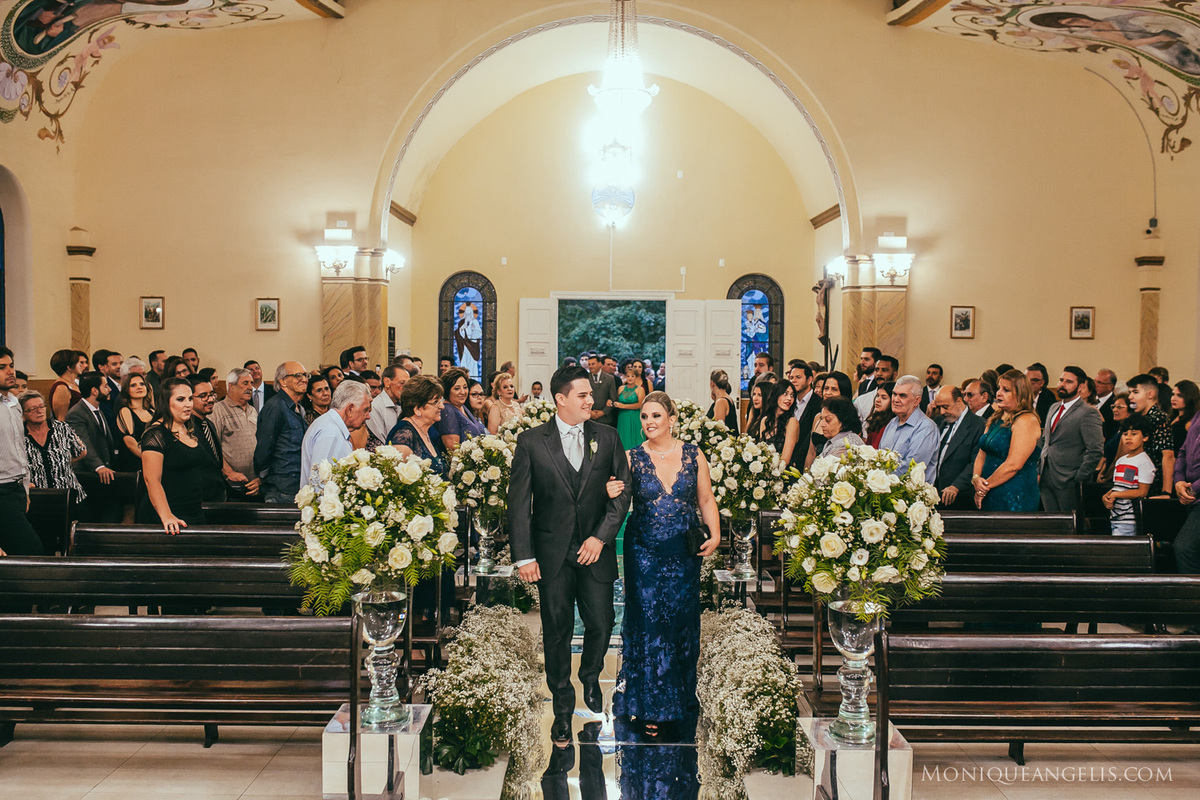 A entrada do noivo na cerimônia