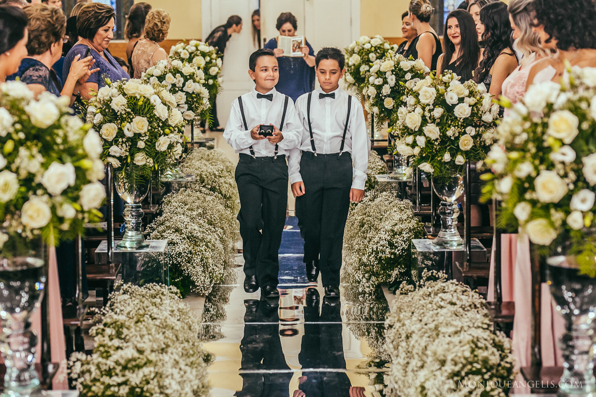 A entrada dos Pages na cerimônia de casamento