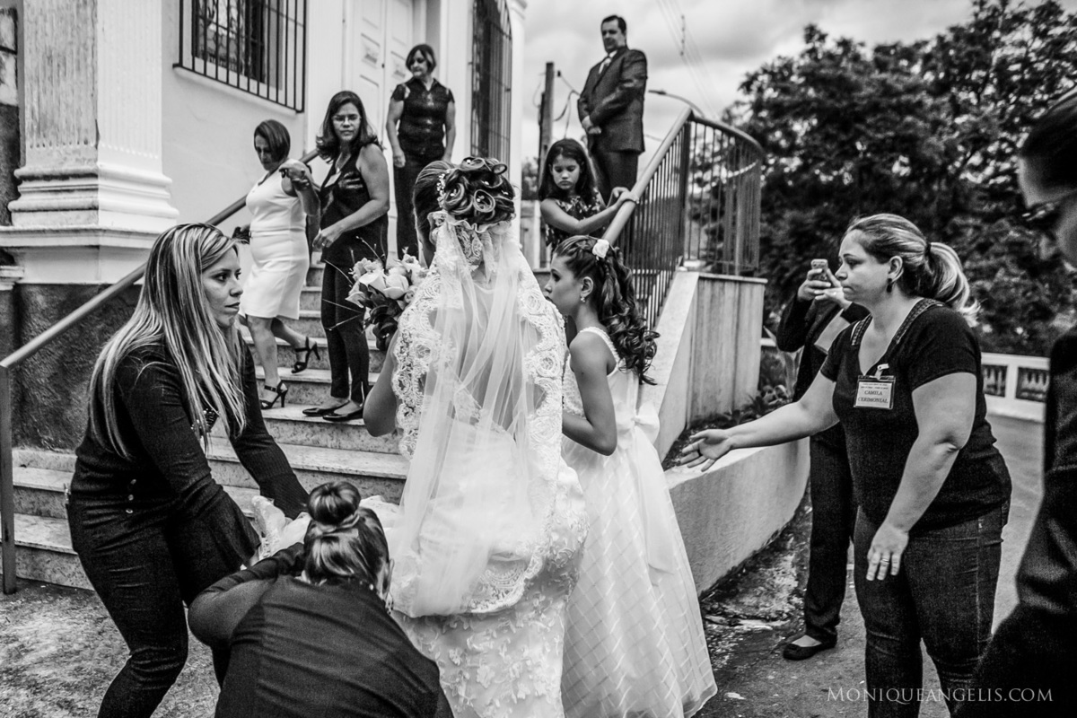 A noiva subindo as escadas