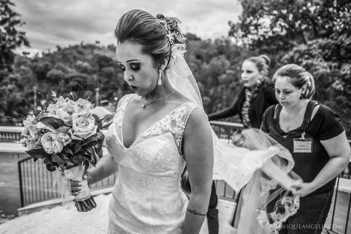 A noiva se preparando antes de entrar no casamento