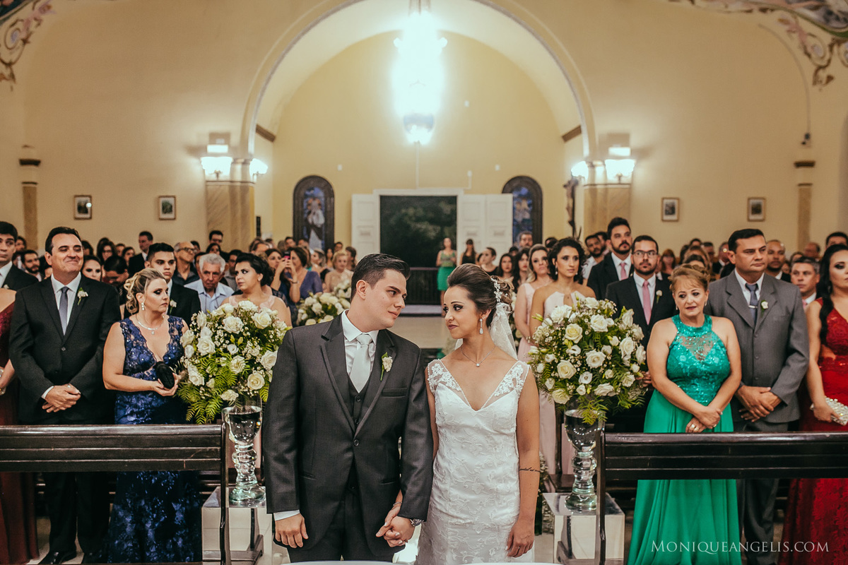 Noivos trocando olhares durante a cerimônia