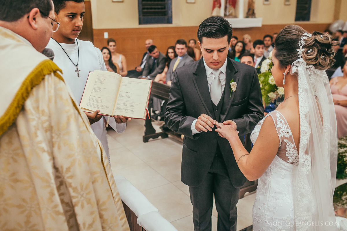 Noivo trocando aliança com a noiva