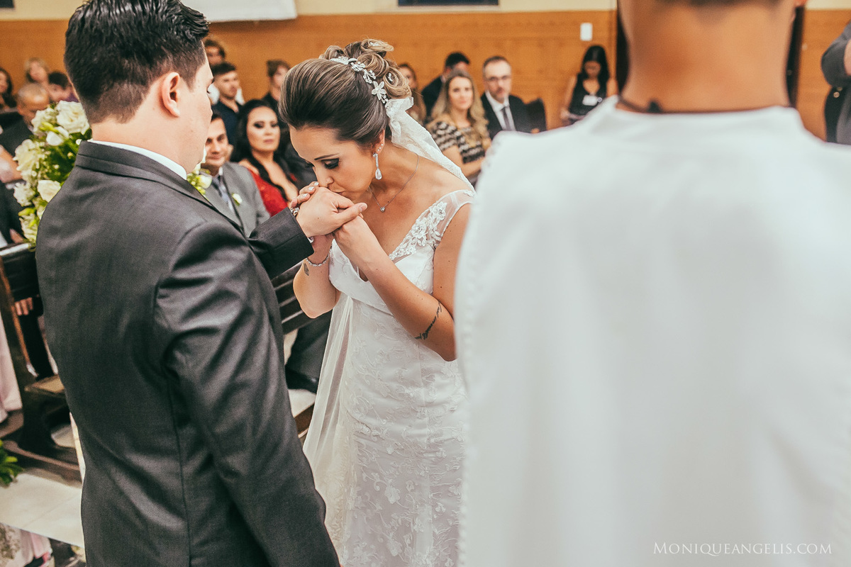 A noiva beijando a mão do noivo