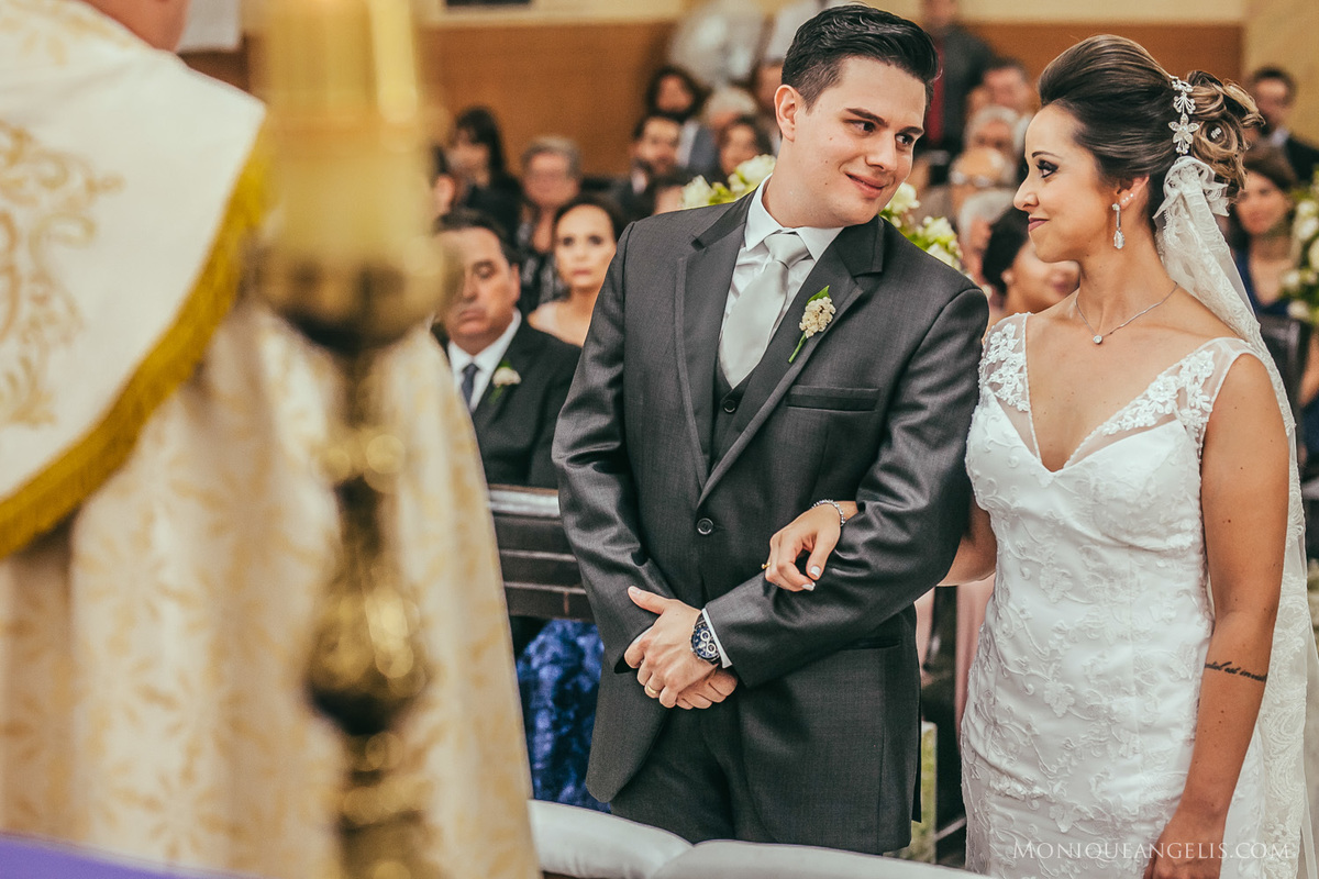 Noivos se olhando durante a cerimônia