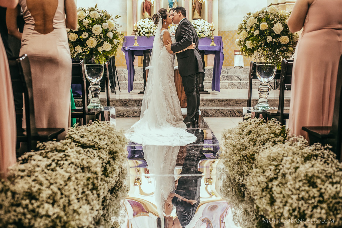 O beijo dos noivos no fim da cerimônia