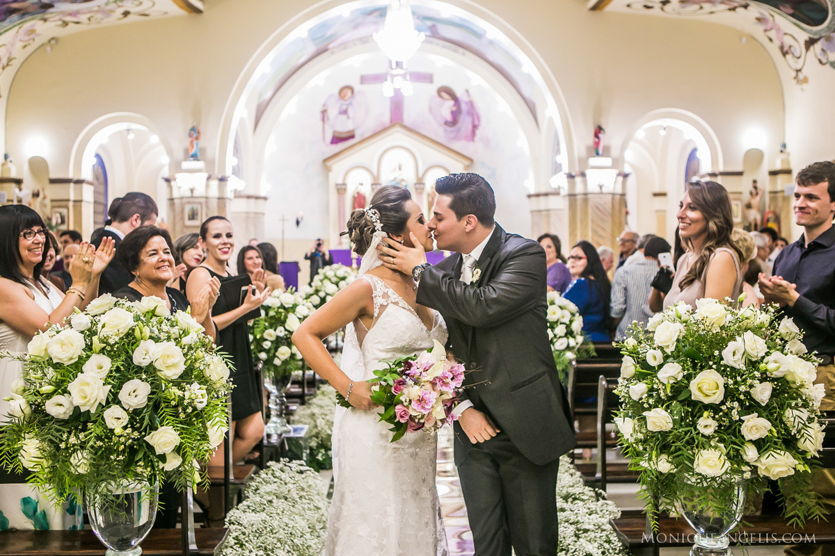 O beijo dos noivos na saída do casamento