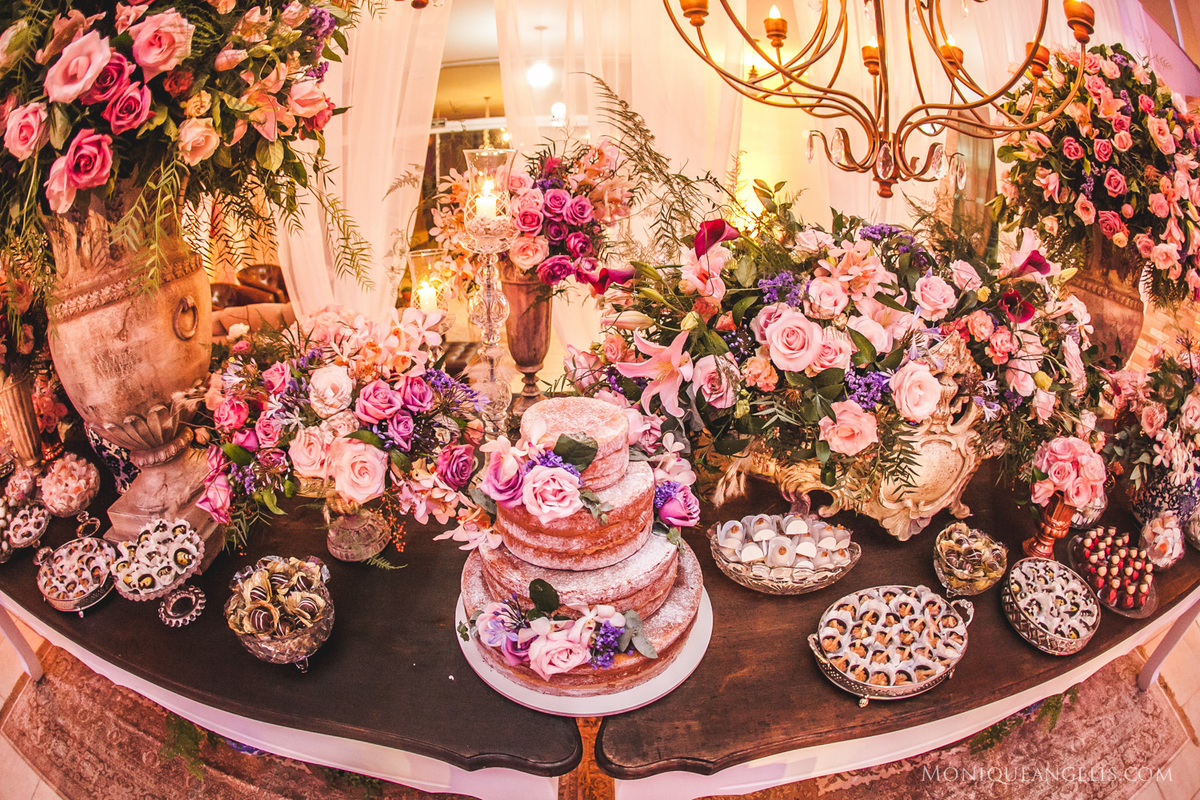 a decoração da mesa do bolo do casamento