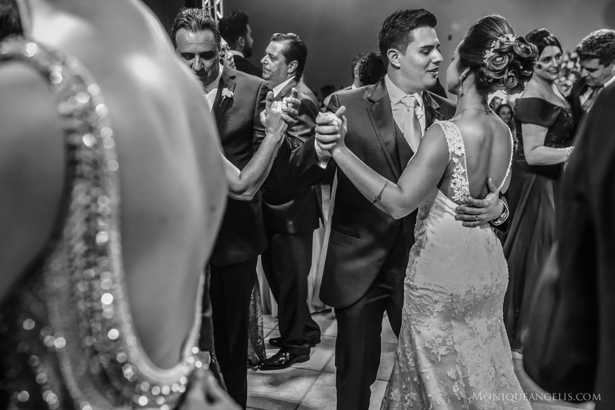 noivos dançando na pista de dança