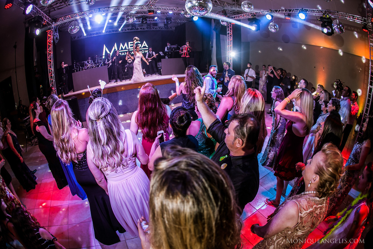 Noiva jogando o buquê