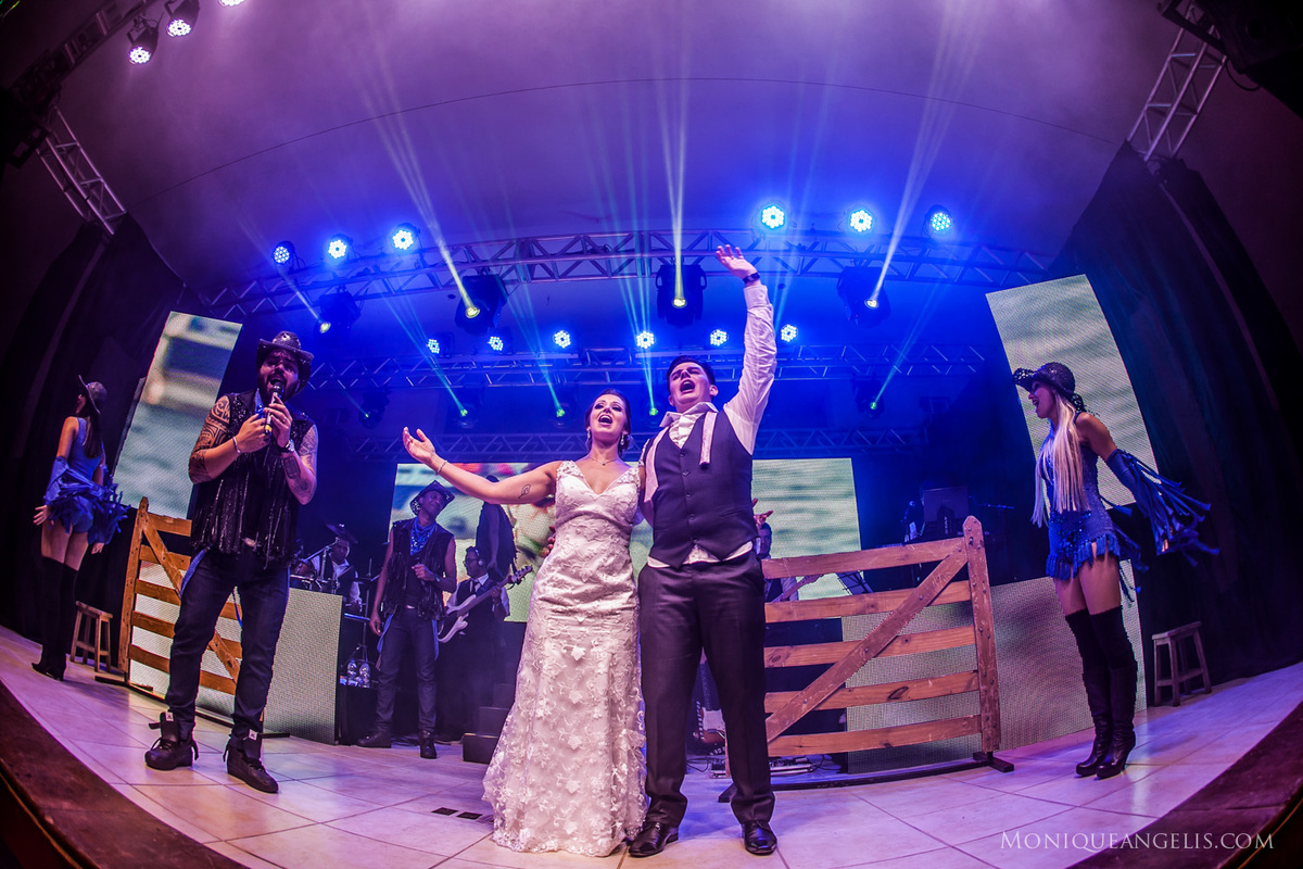 Os noivos cantando no palco 