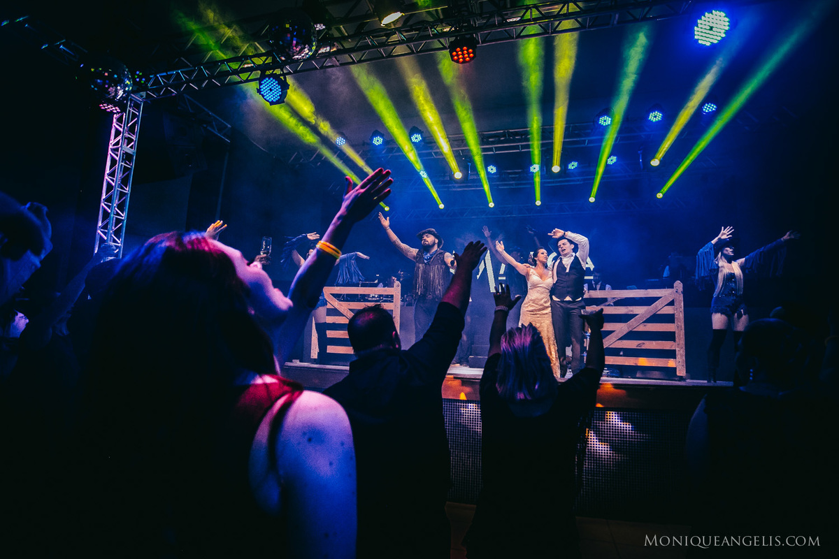 Os noivos dançando e cantando junto com a banda