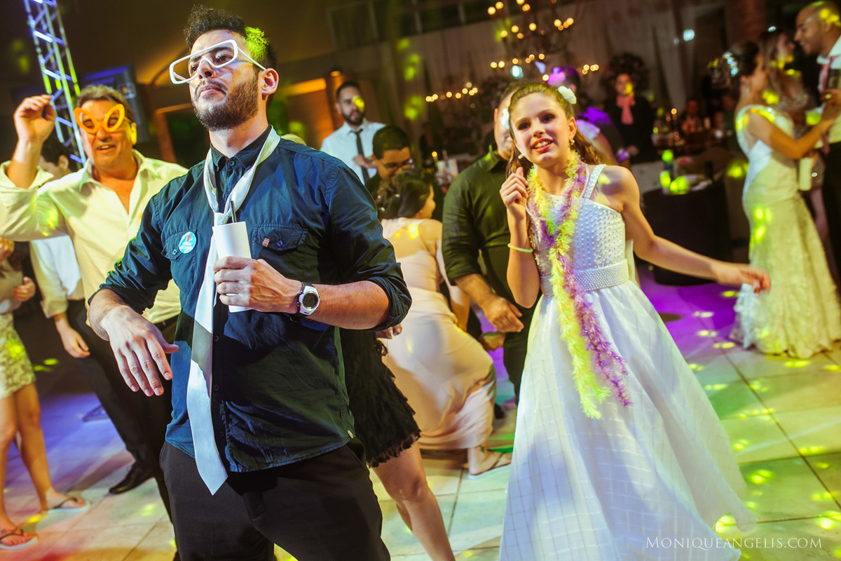 Convidados se divertindo durante a festa