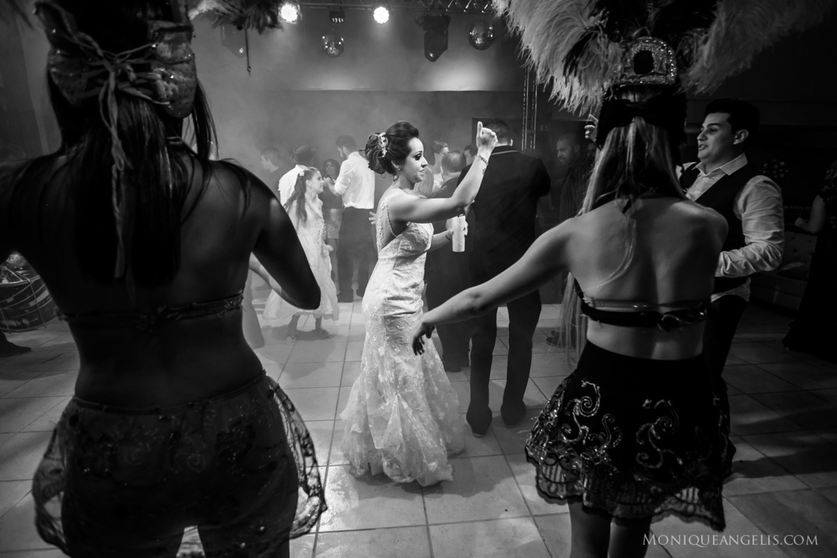 Noiva dançando na pista de dança