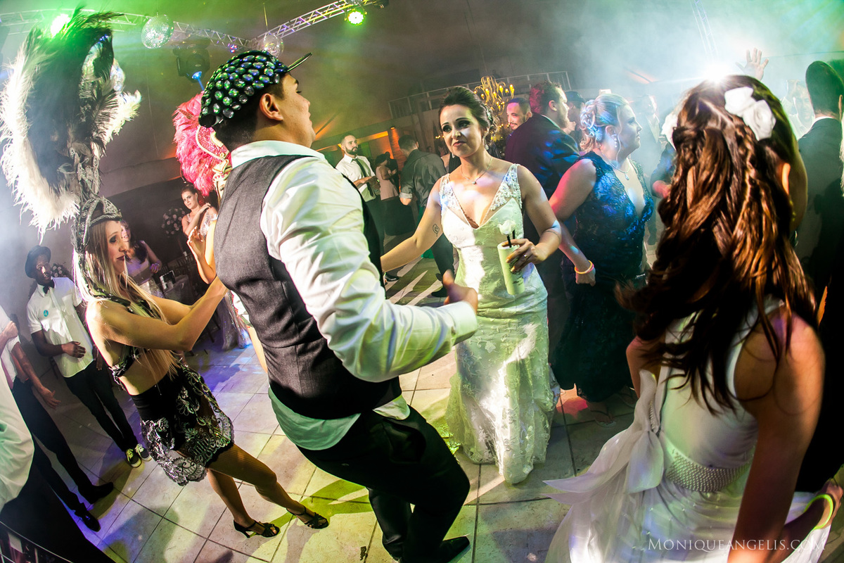 A noiva dançando com o noivo na pista