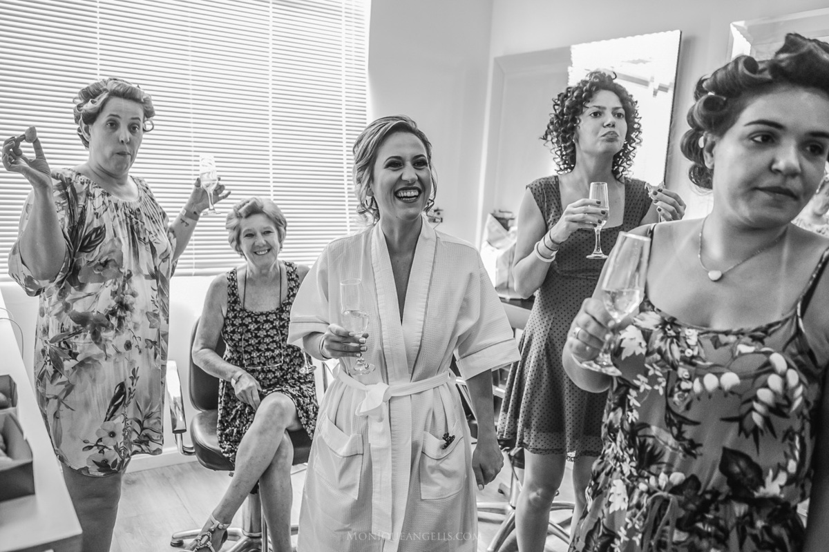 a noiva e madrinhas no making of por Monique Angelis