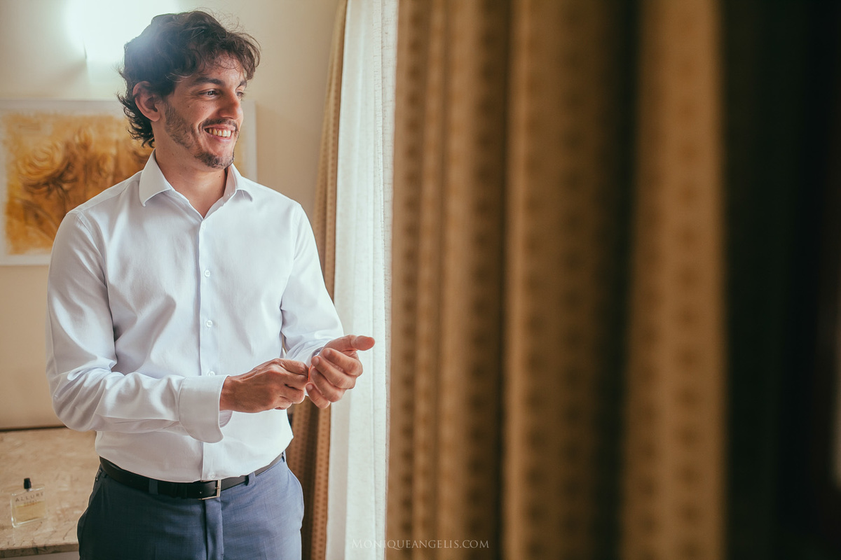 noivo se arrumando para o casamento