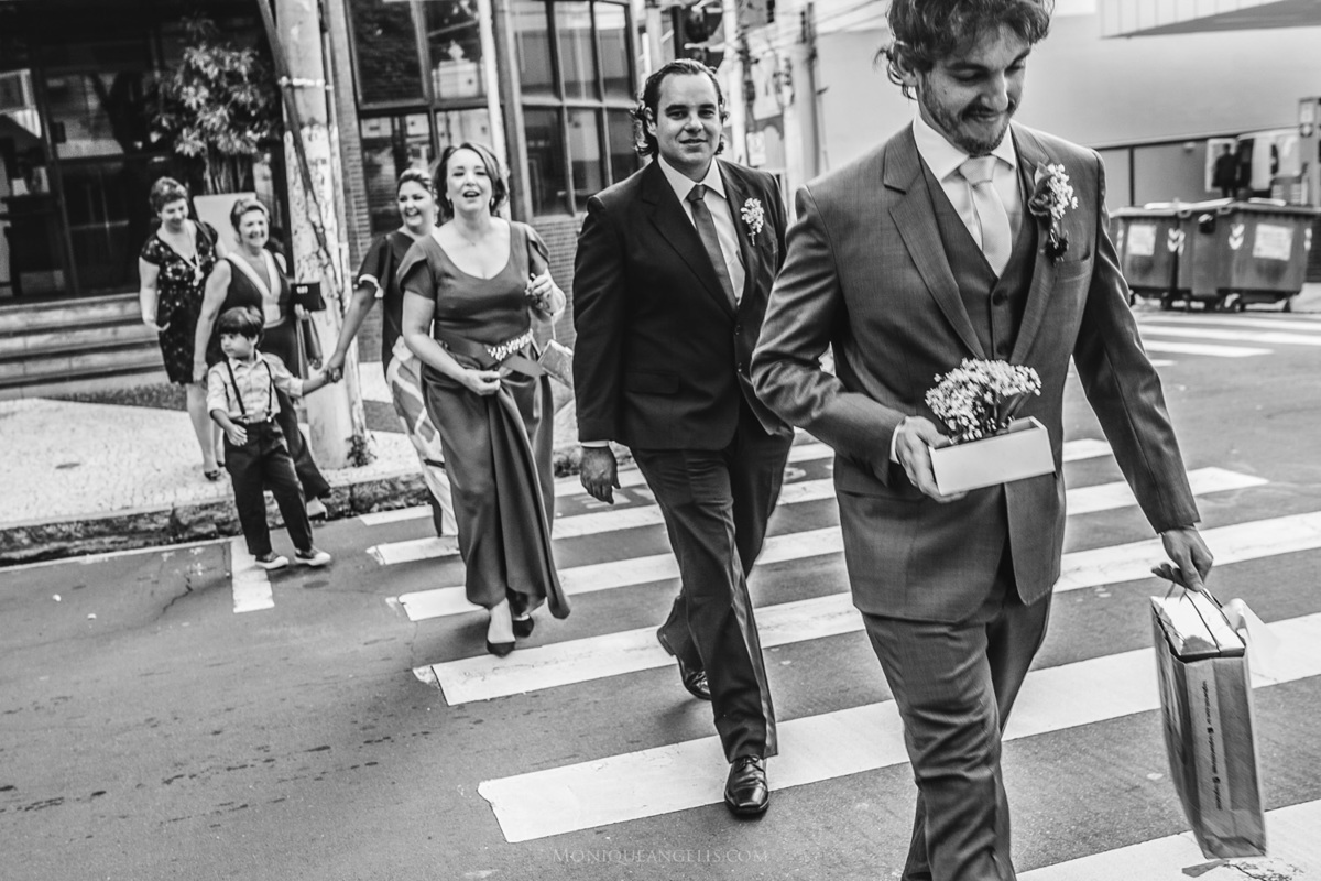 o noivo caminhando para o casamento por Monique Angelis
