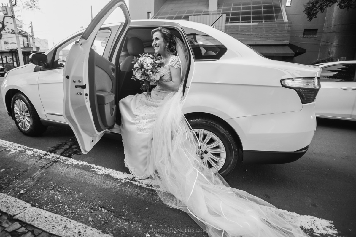 a noiva saindo do carro por Monique Angelis