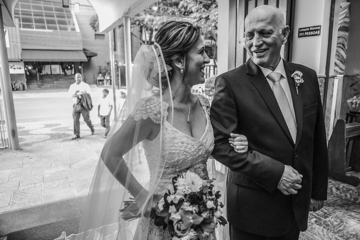 a noiva e seu pai antes do casamento por Monique Angelis