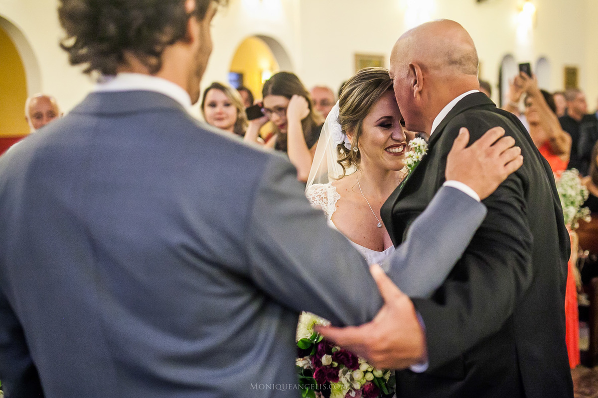 o beijo do pai da noiva por Monique Angelis