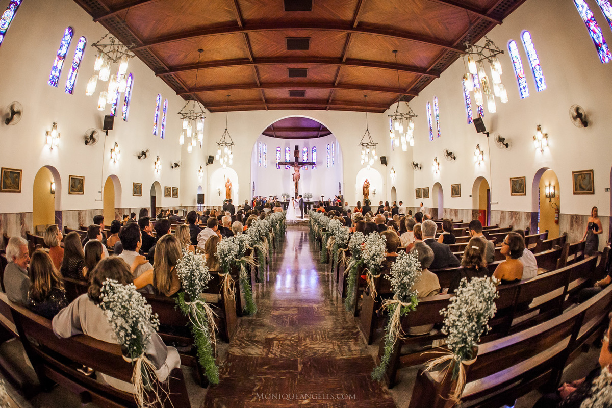a decoração da igreja na cerimônia