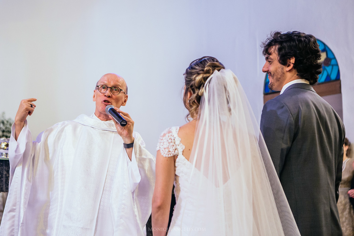 a celebração do padre do casamento por Monique Angelis