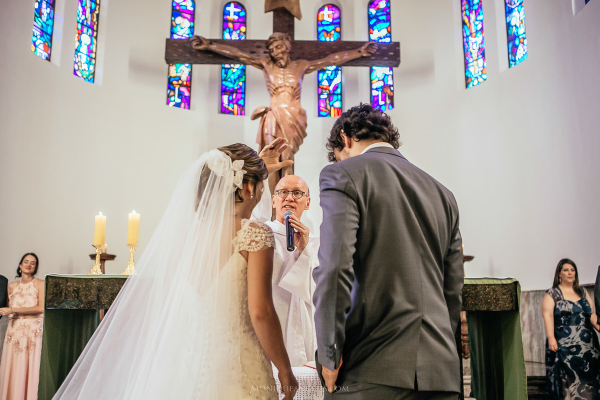 a bênção do padre por Monique Angelis