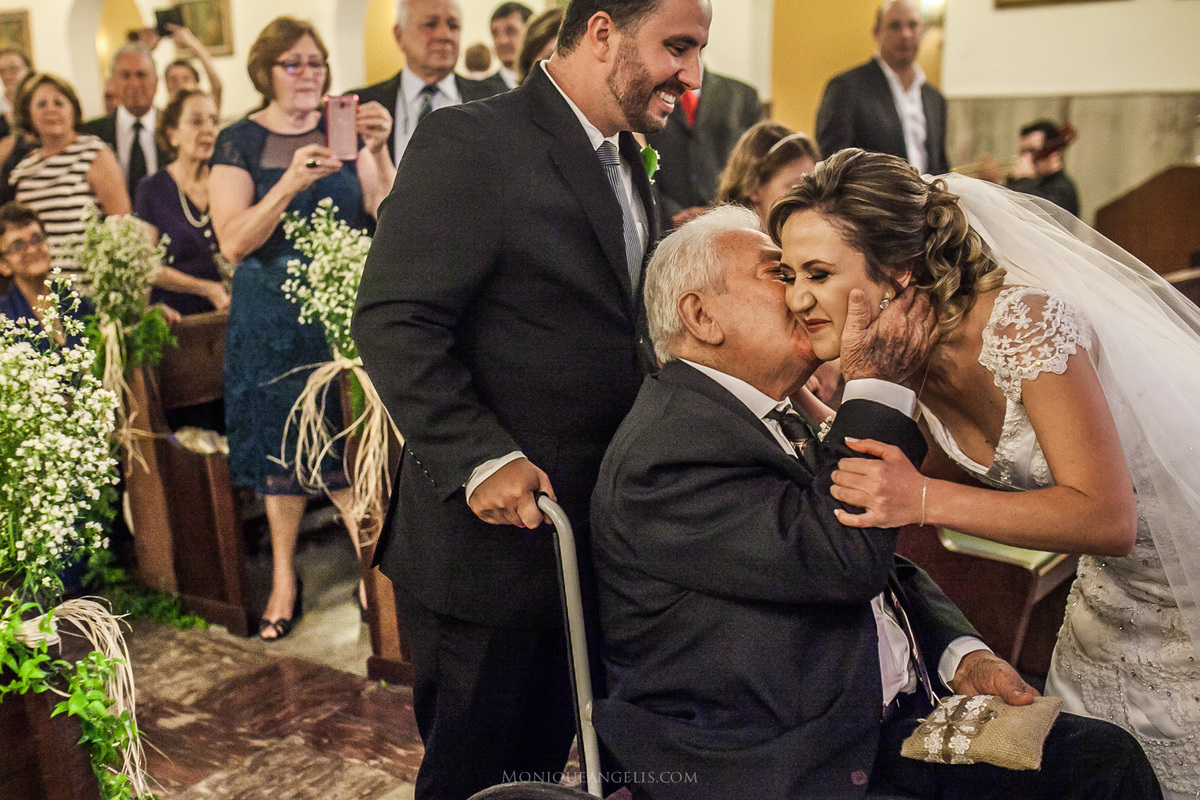 o beijo do avô da noiva por Monique Angelis