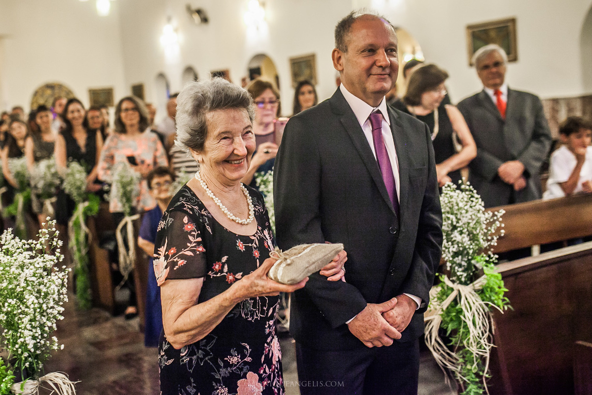 a entrada da avó da noiva por Monique Angelis