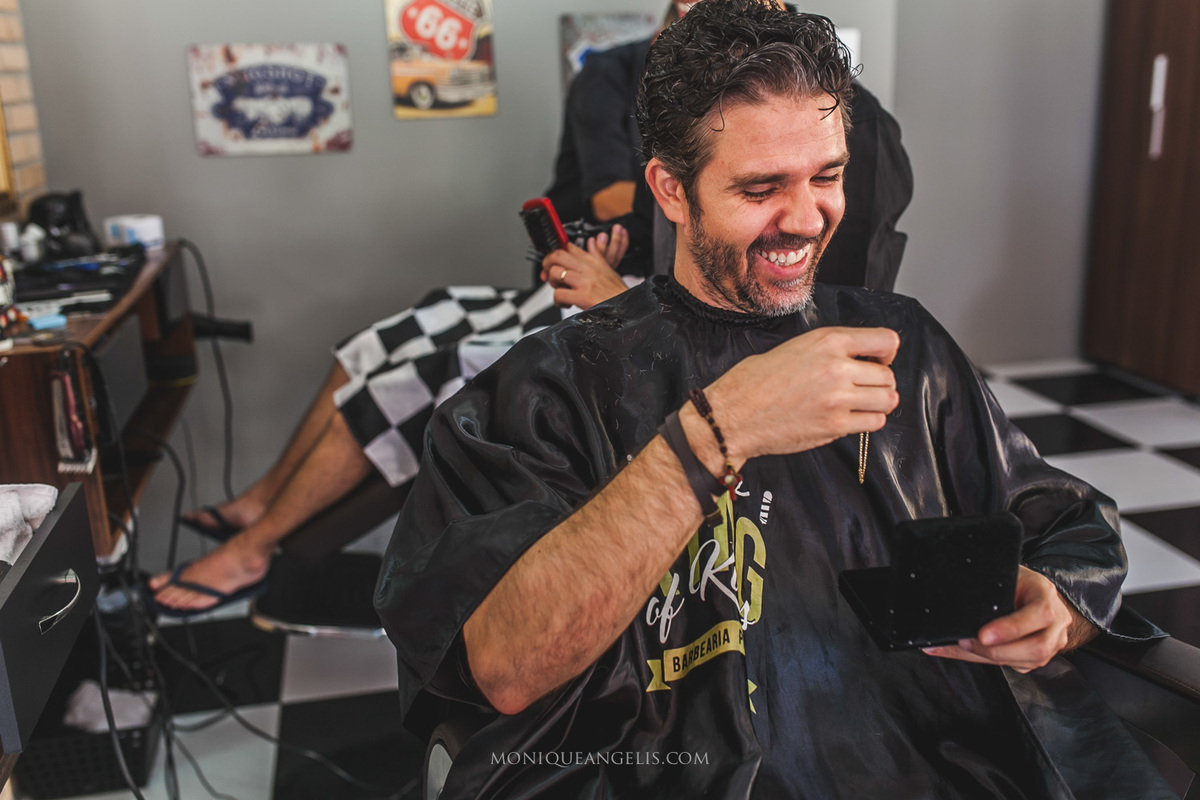 noivo recebendo presente por Monique Angelis