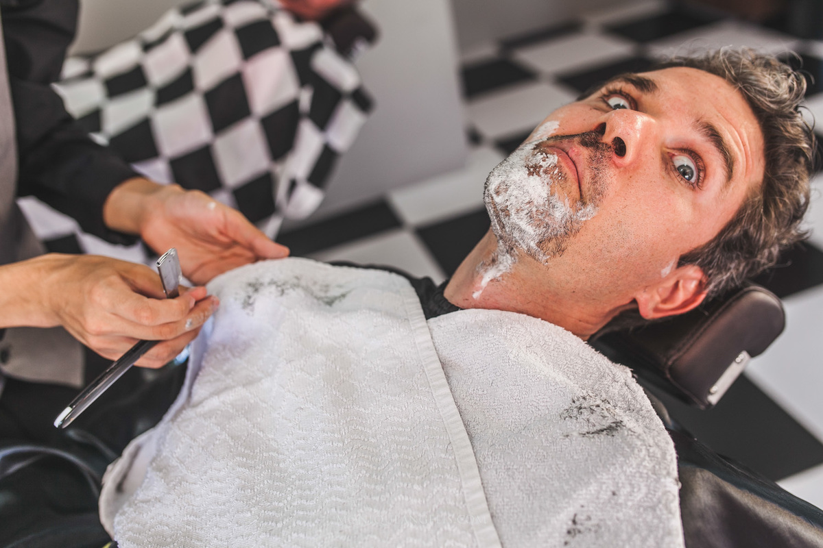 noivo fazendo a barba por Monique Angelis