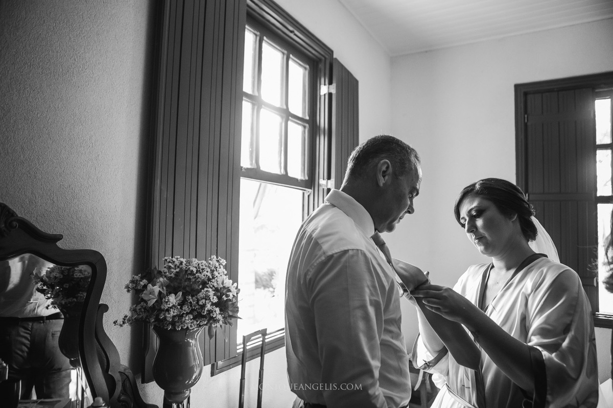 noiva arrumando a gravata de seu pai por Monique Angelis